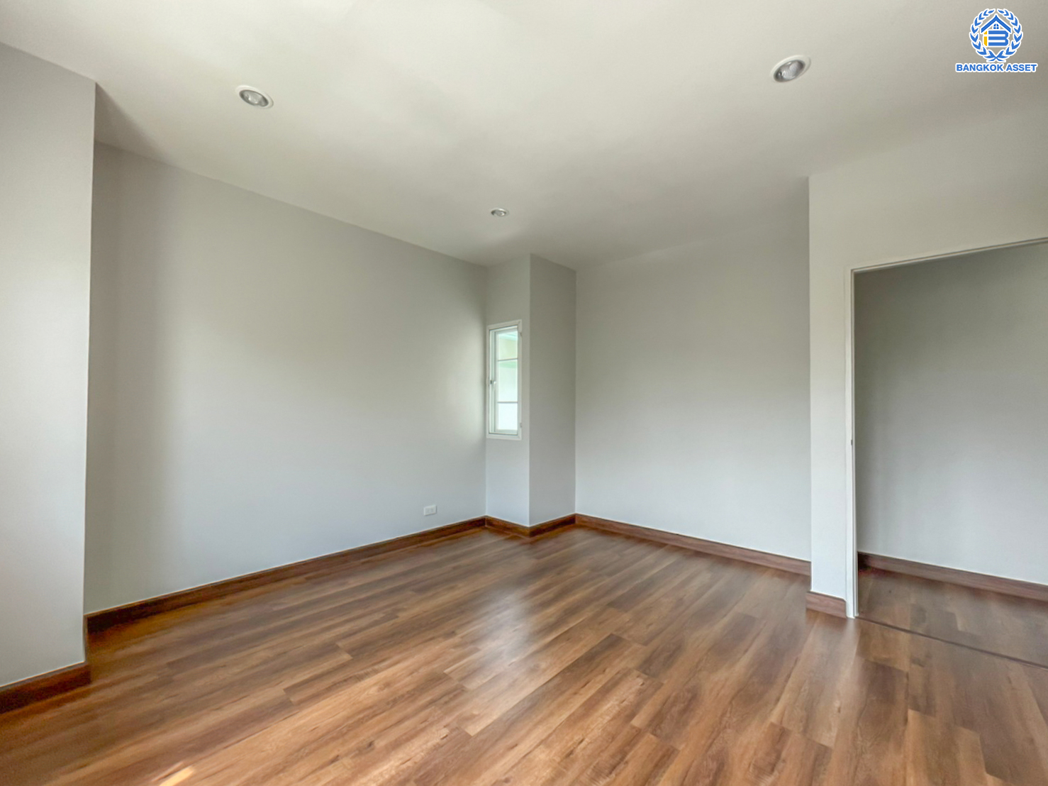 บ้านมือสองตกแต่งใหม่ ม.ภัทรา รามอินทรา5 หลังมุม! บนเนื้อที่กว้างขวางถึง 67.1 ตร.ว. ฟังกชัน 3 ห้องนอน 1 ห้องแม่บ้าน 3 ห้องนอน บ้านสวย พร้อมเข้าอยู่ ตรงข้ามสนามมวยลุมพินี บนทำเลศักยภาพ ใกล้รถไฟฟ้าสายสีชมพู "สถานีรามอินทรา 3"